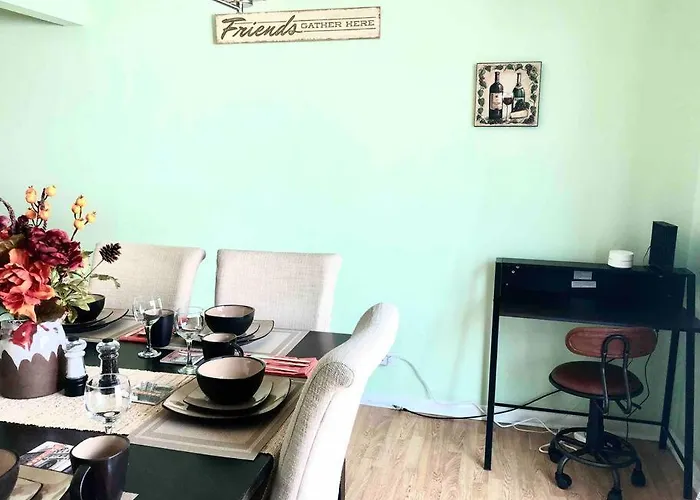 The Ultimate Escape. Unpack, Relax, Enjoy!sleeps14 * Elmhurst