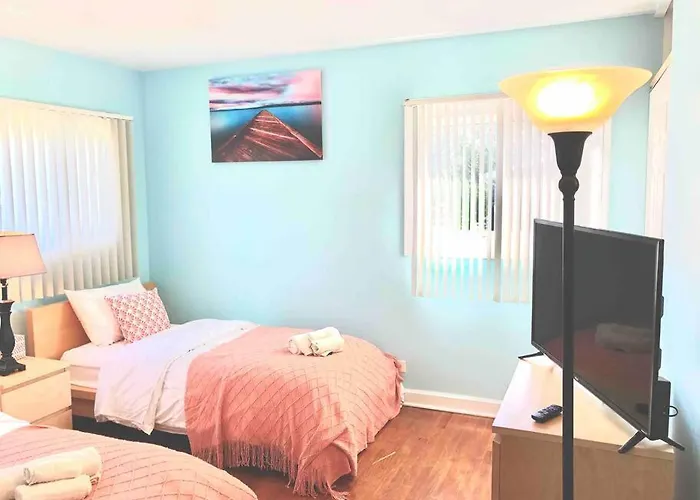 The Ultimate Escape. Unpack, Relax, Enjoy!sleeps14 Elmhurst