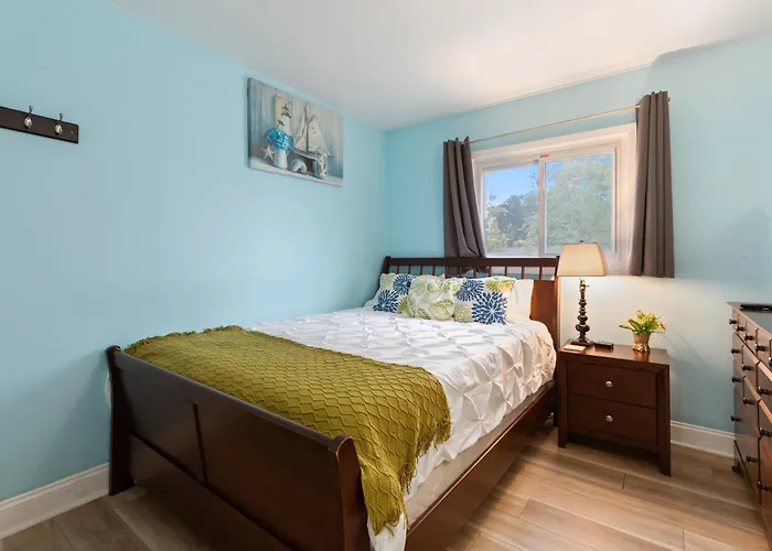 The Ultimate Escape. Unpack, Relax, Enjoy!sleeps14 * Elmhurst