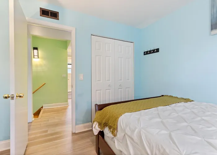 The Ultimate Escape. Unpack, Relax, Enjoy!sleeps14 * Elmhurst
