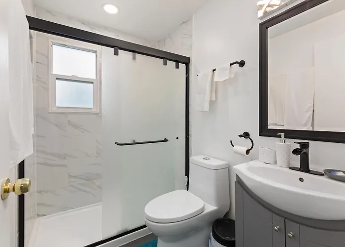 The Ultimate Escape. Unpack, Relax, Enjoy!sleeps14 * Elmhurst